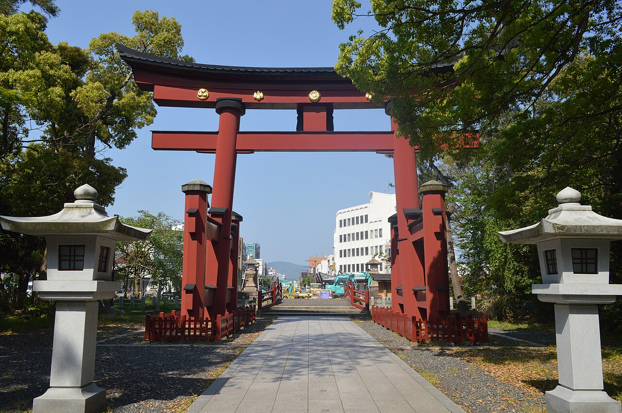 氣比神宮の朱塗りの大鳥居