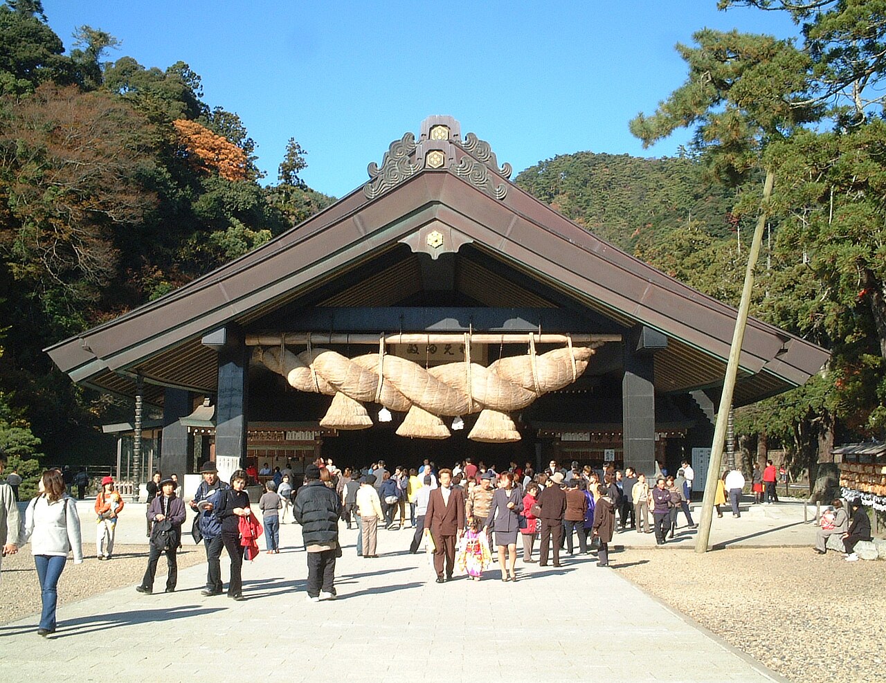 出雲大社・神楽殿。神在月には全国の神々が集うと伝わります