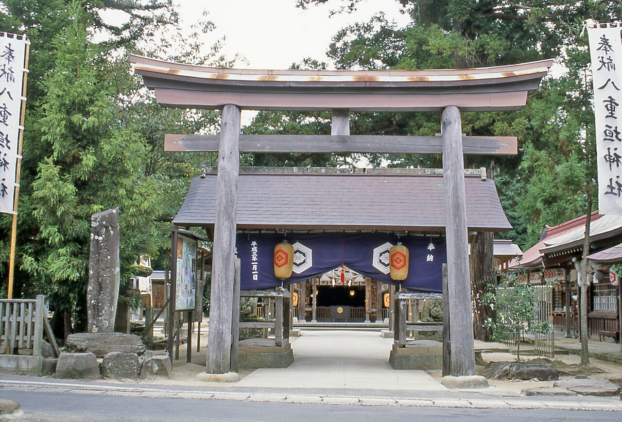 八重垣神社。奥の「鏡の池」での縁占いで知られます