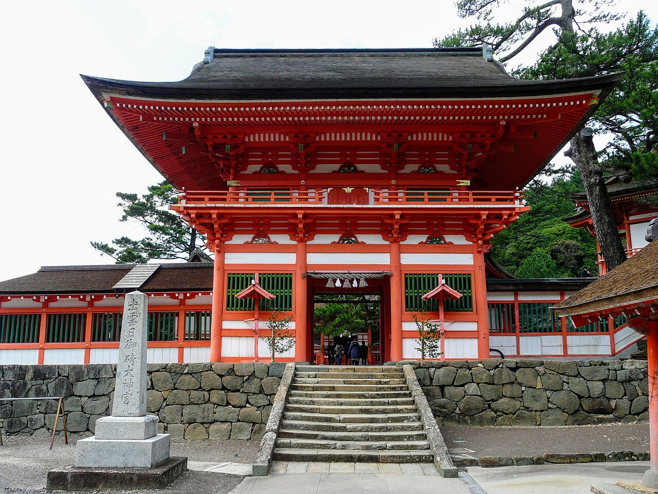 日御碕神社の鮮やかな朱塗りの楼門