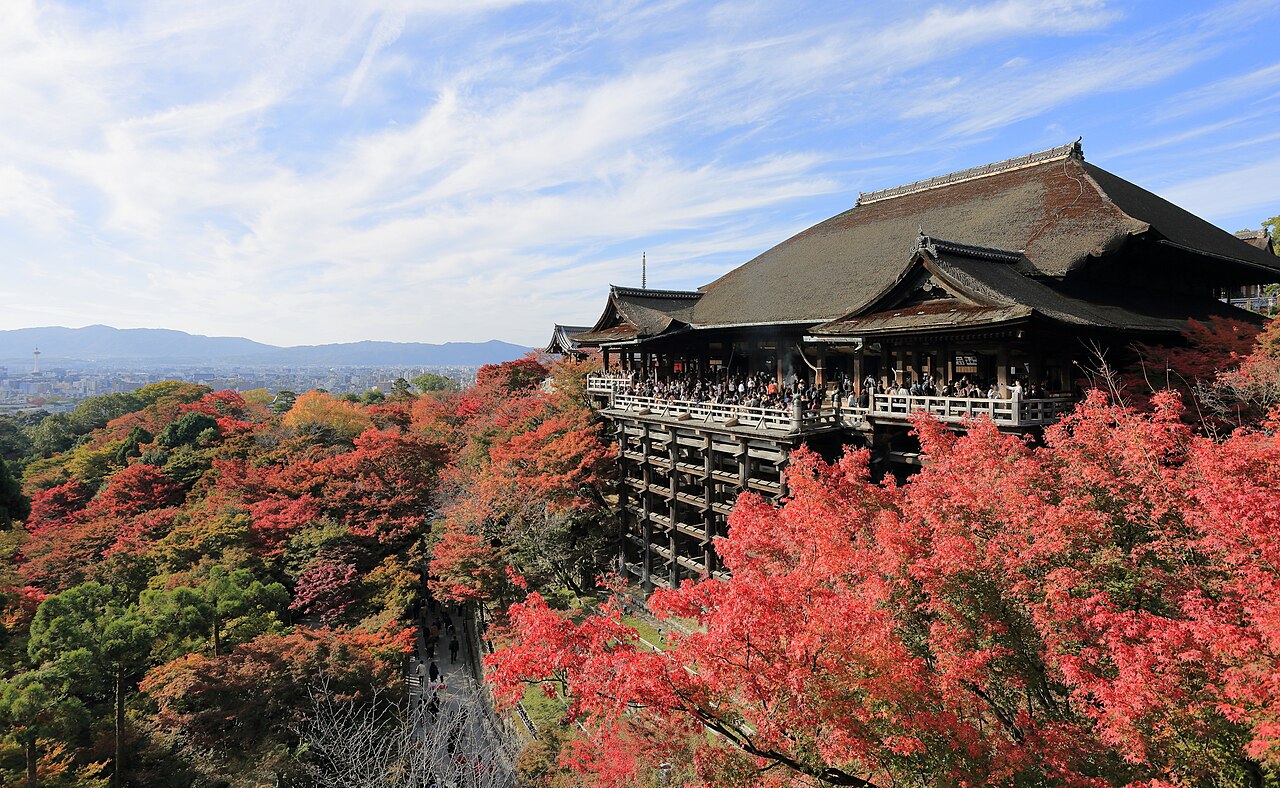清水寺。断崖にせり出す「清水の舞台」