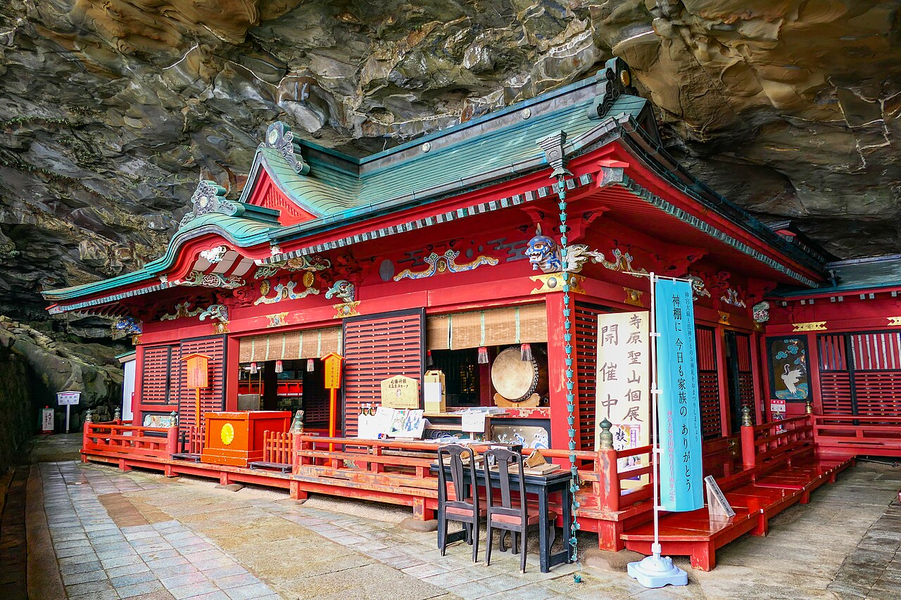 断崖の洞窟に鎮まる鵜戸神宮