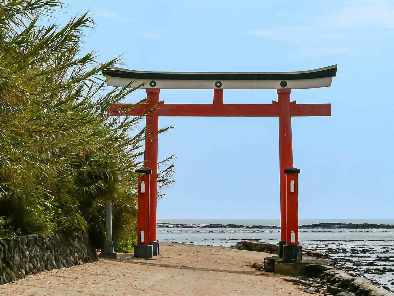 「鬼の洗濯板」に囲まれた青島と青島神社の鳥居
